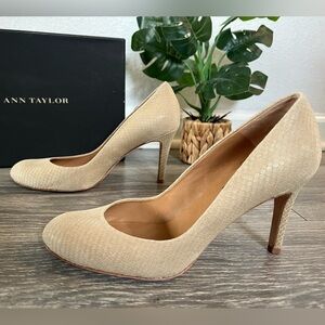 Ann Taylor perfect pump true khaki snake print size 7